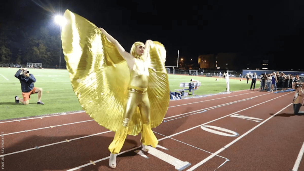 Liceo organizza drag parade durante l’intervallo della partita, il video è virale