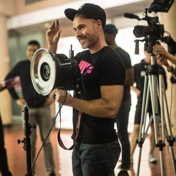Intervista a Thomas Evans, artista che lavora sulla femminilizzazione della mascolinità tossica - 10943076 10152521385492665 2541022459755890450 n - Gay.it