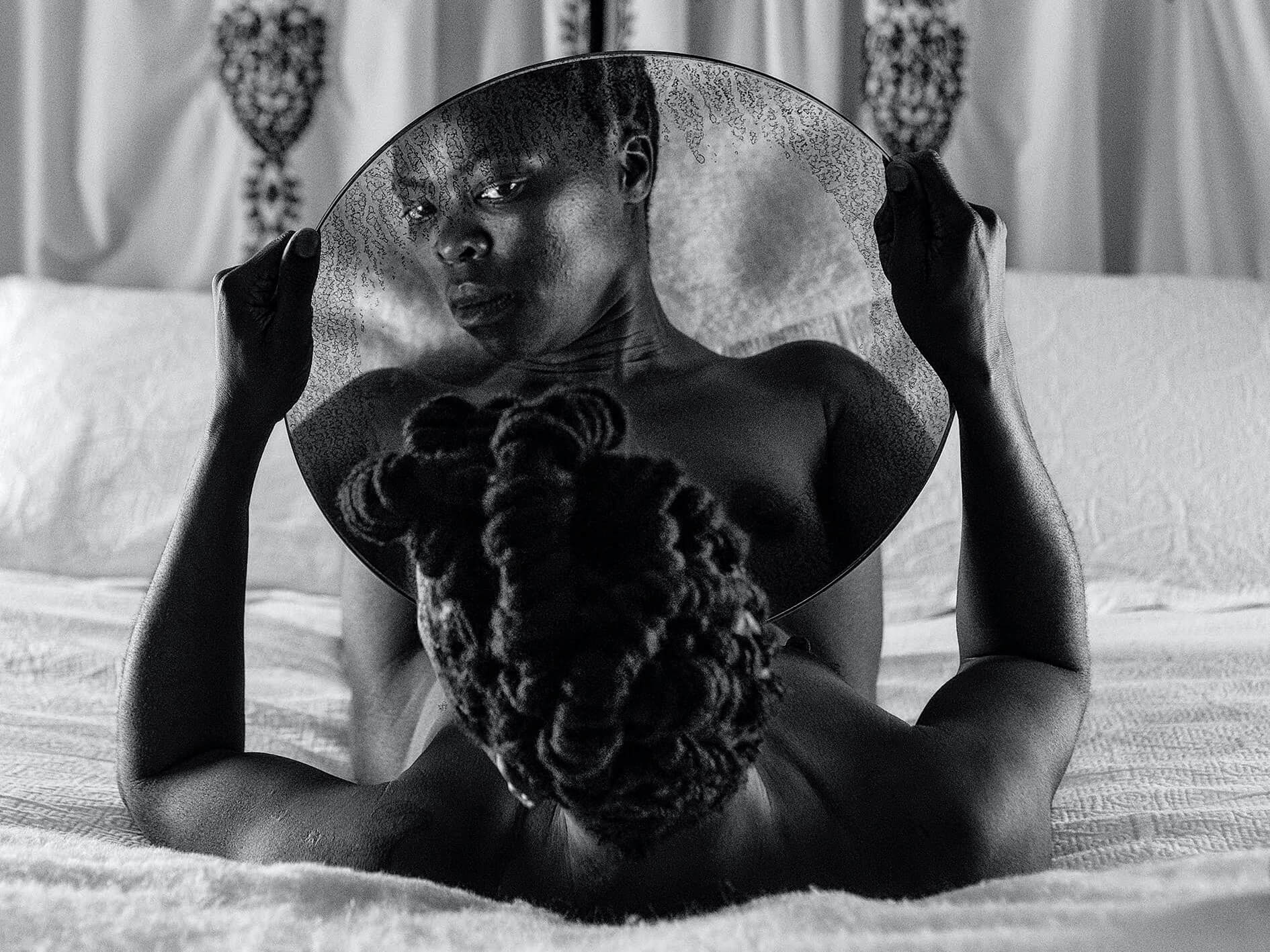 Zanele Muholi, l’artista e attivista sudafricana che fotografa le identità negate