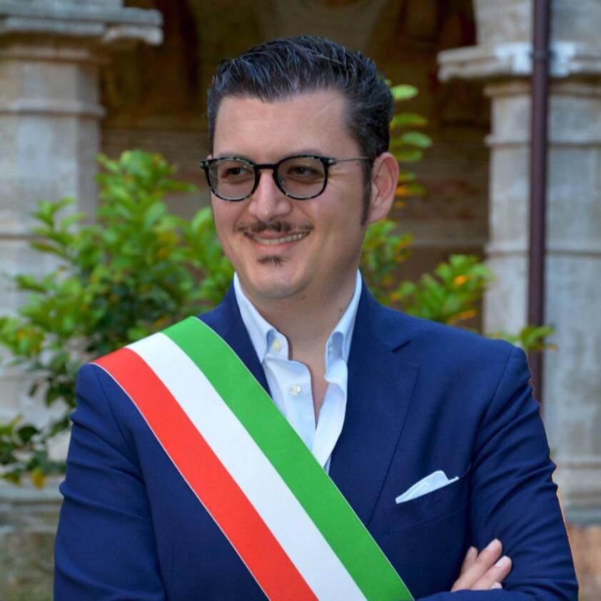 Commovente appello del sindaco, che annuncia stretta contro l’omotransfobia: "i trasgressori saranno puniti" - Alfredo Longo DDL Zan - Gay.it