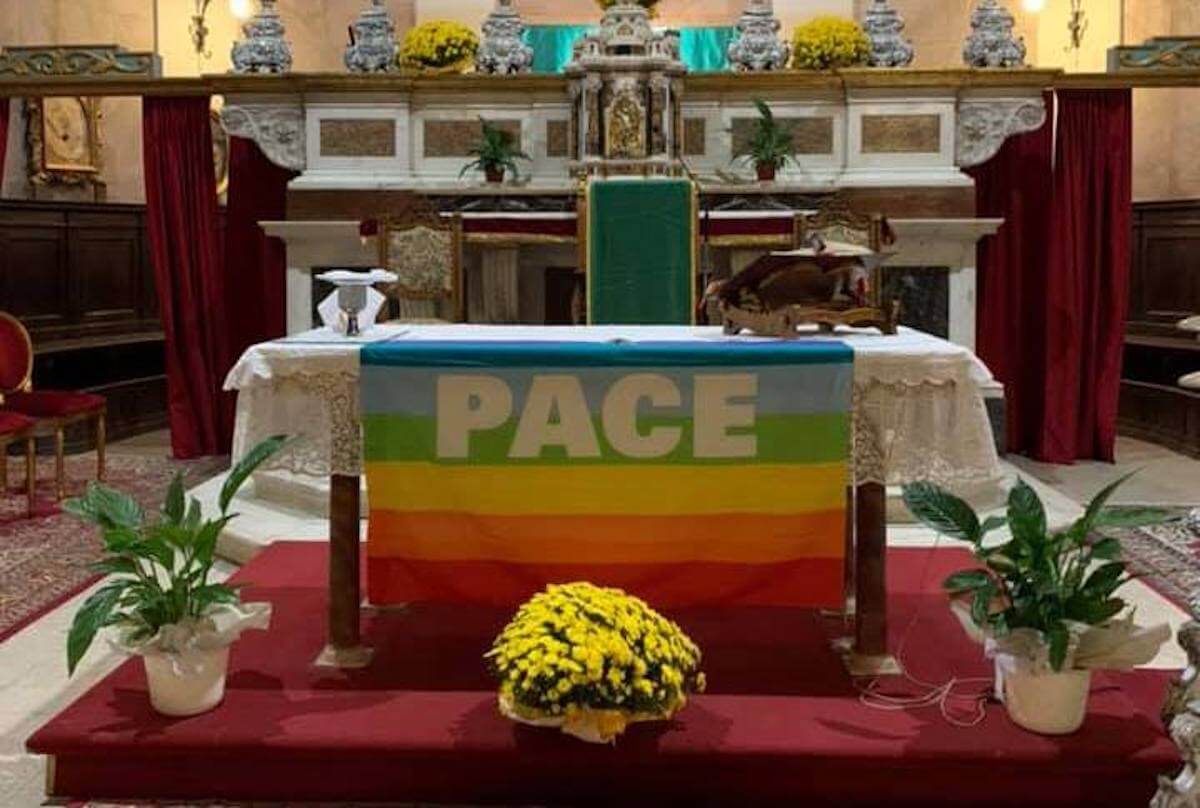 Lucca, don Nando dice messa contro l’omofobia: “Siamo tutti figli di Dio e Lui tutti ama nessuno escluso”