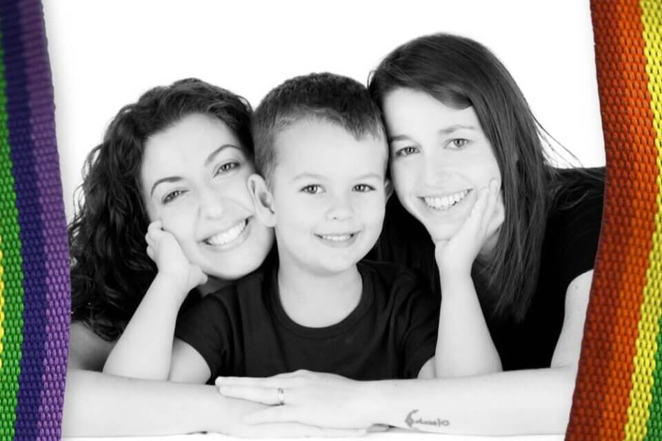 Codacons, il calendario 2022 dedicato alle famiglie arcobaleno e non convenzionali - Codacons il calendario 2022 dedicato alle famiglie arcobaleno 5 1 - Gay.it