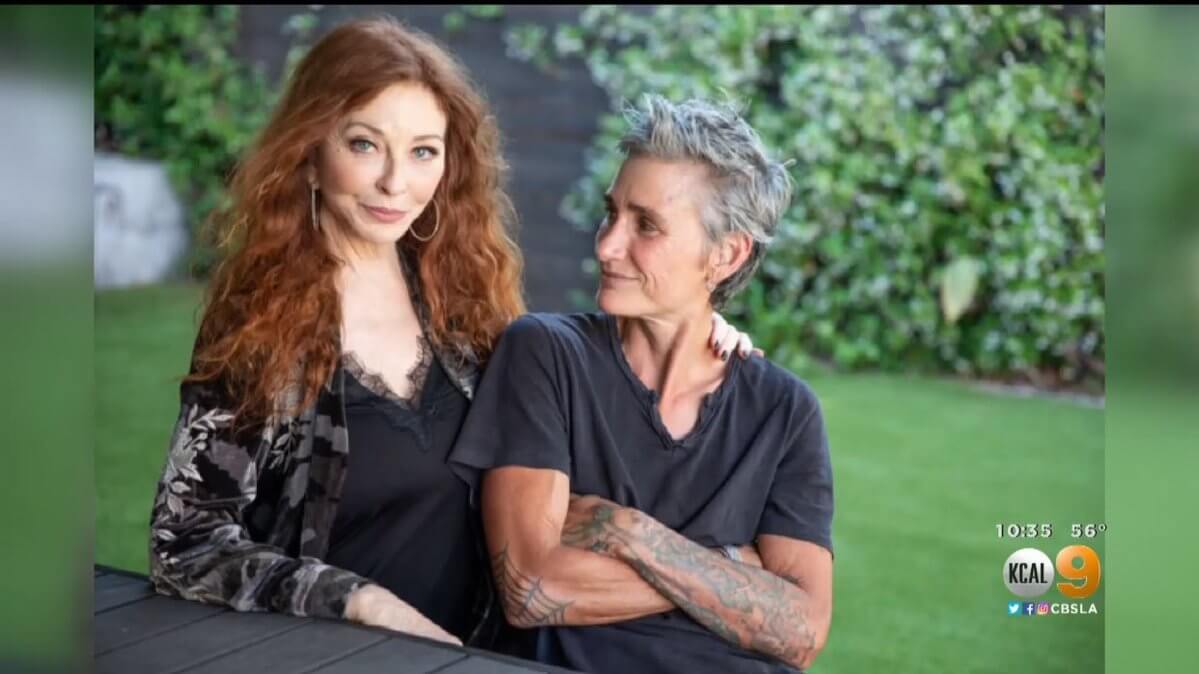 Tutti i coming out di personaggi famosi del 2021 - Elvira lattrice Cassandra Peterson presenta la fidanzata T Wierson - Gay.it