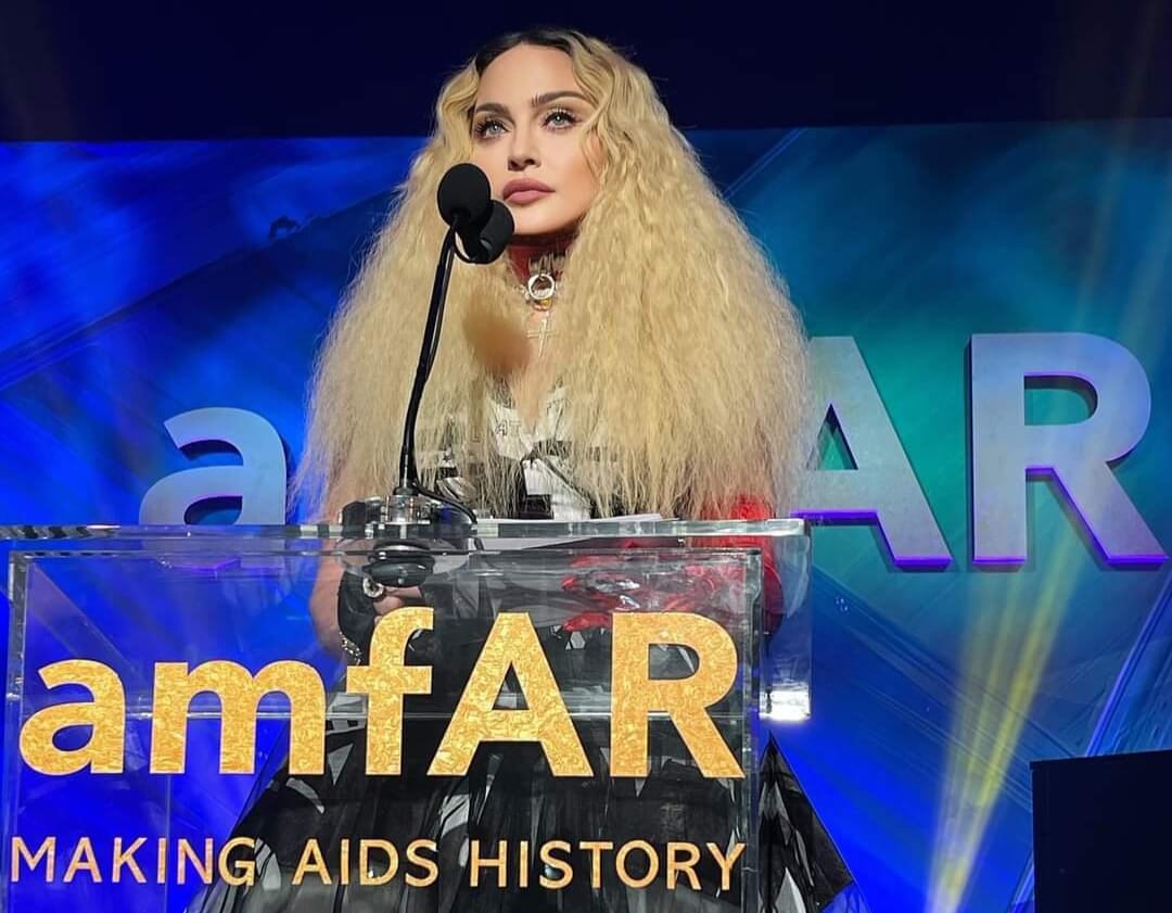Madonna dal palco dell’amfAR: «La lotta contro l’AIDS non è ancora finita»