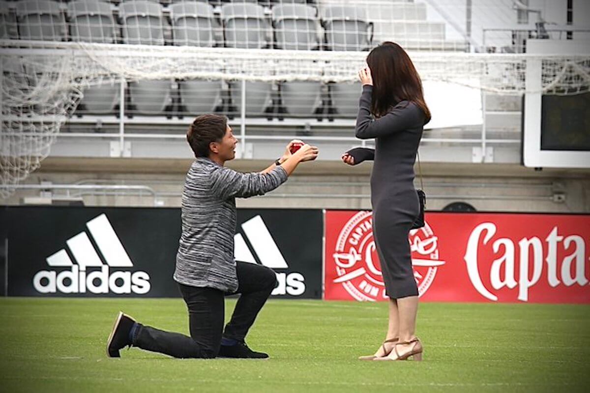 Kumi Yokoyama, il calciatore transgender giapponese chiede la mano all’amata sul campo da calcio