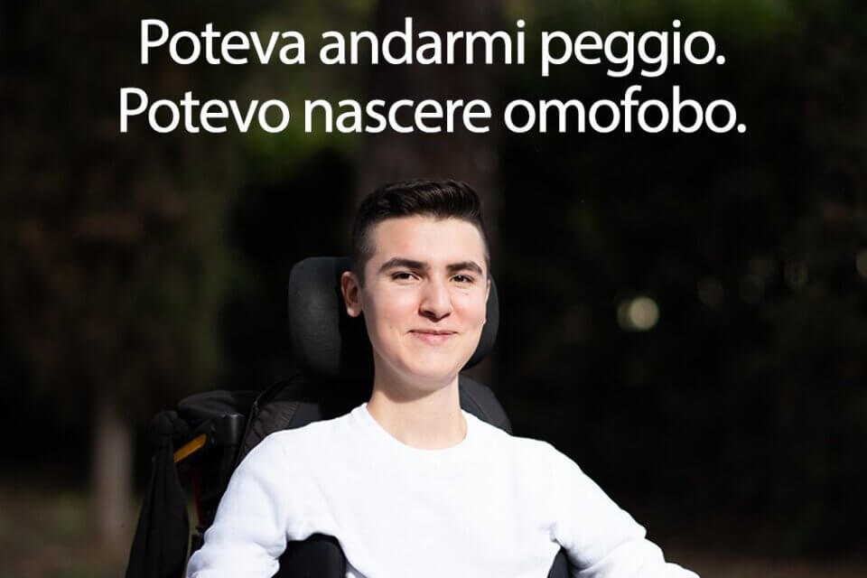 “Poteva andarmi peggio, potevo nascere omofobo”. L’autoironica campagna dei ragazzi disabili