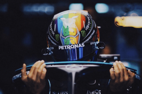 Lewis Hamilton vince il gran premio del Qatar indossando un casco arcobaleno: "I diritti sono una cosa seria" - Lewis Hamilton - Gay.it