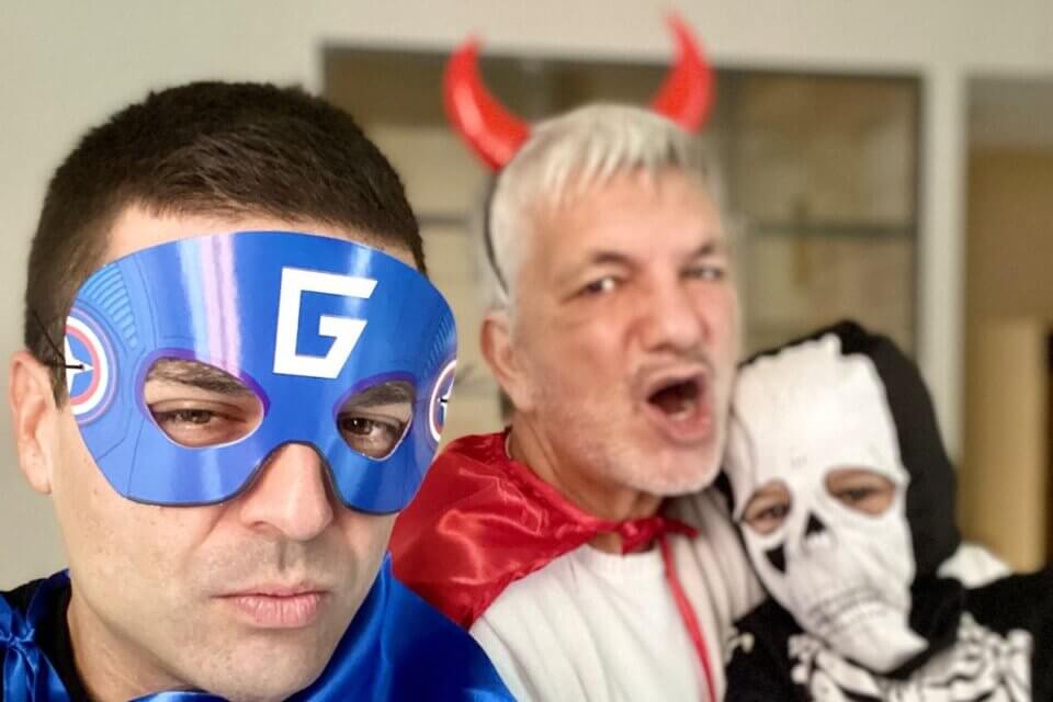 Halloween 2021, i costumi delle famiglie arcobaleno di Hollywood (e non solo). La gallery social - Nichi Vendola ad Halloween con suo figlio - Gay.it
