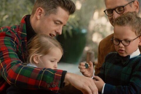 Robbie Rogers e Greg Berlanti nello spot Ralph Lauren di Natale insieme ai figli (VIDEO) - Robbie Rogers e suo marito Greg Berlanti - Gay.it