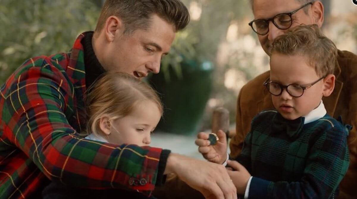 Robbie Rogers e Greg Berlanti nello spot Ralph Lauren di Natale insieme ai figli (VIDEO)