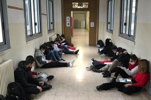 Milano, al liceo Bottoni un professore si rifiuta di fare lezione agli studenti in gonna - Screenshot 2021 11 27 13 37 11 84 - Gay.it