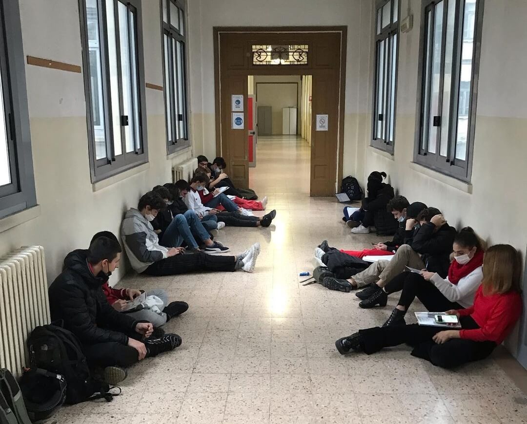 Milano, al liceo Bottoni un professore si rifiuta di fare lezione agli studenti in gonna