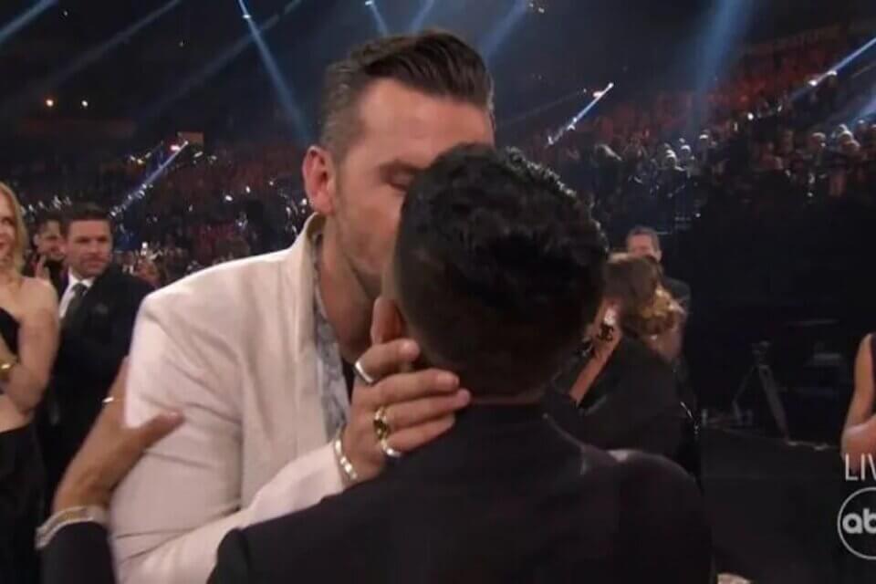TJ Osborne trionfa ai Country Music Awards 2021 e bacia il compagno – VIDEO