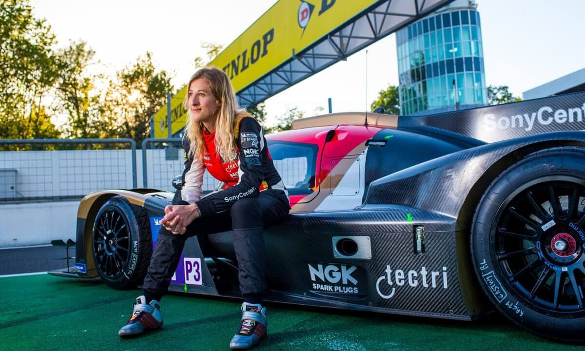Charlie Martin è la prima donna transgender a gareggiare nell’automobilismo sportivo