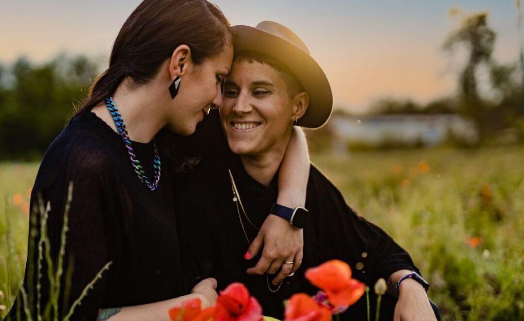 Cibo Supersonico: conosciamo la coppia di ragazze innamorate del cibo vegano e dell’ambiente - cibosupersonico cover e1638273369976 - Gay.it