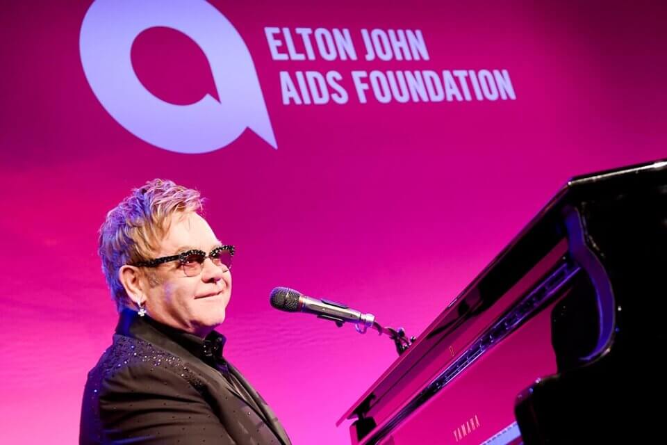 Russia, bandita la Elton John Aids Foundation: “Promuove relazioni sessuali non tradizionali”