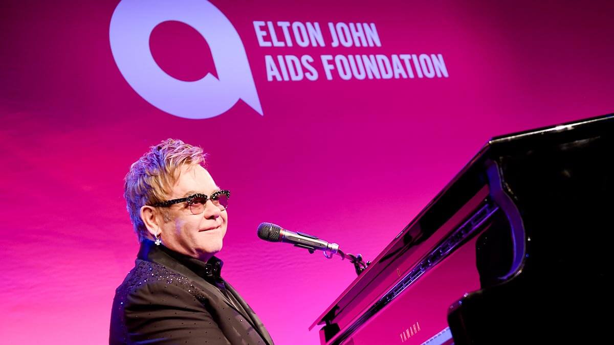 Russia, bandita la Elton John Aids Foundation: “Promuove relazioni sessuali non tradizionali”
