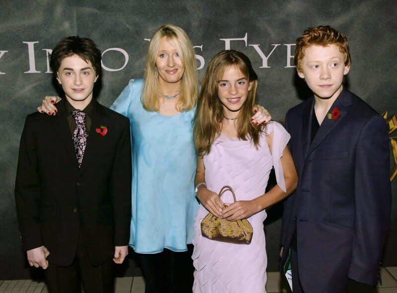 J.K. Rowling, accusata di transfobia, non potrà partecipare al ventesimo anniversario di Harry Potter - il trio protagonista e la scrittrice j k rowling alla premiere londinese di harry potter e la camera dei segreti 139034 2 - Gay.it