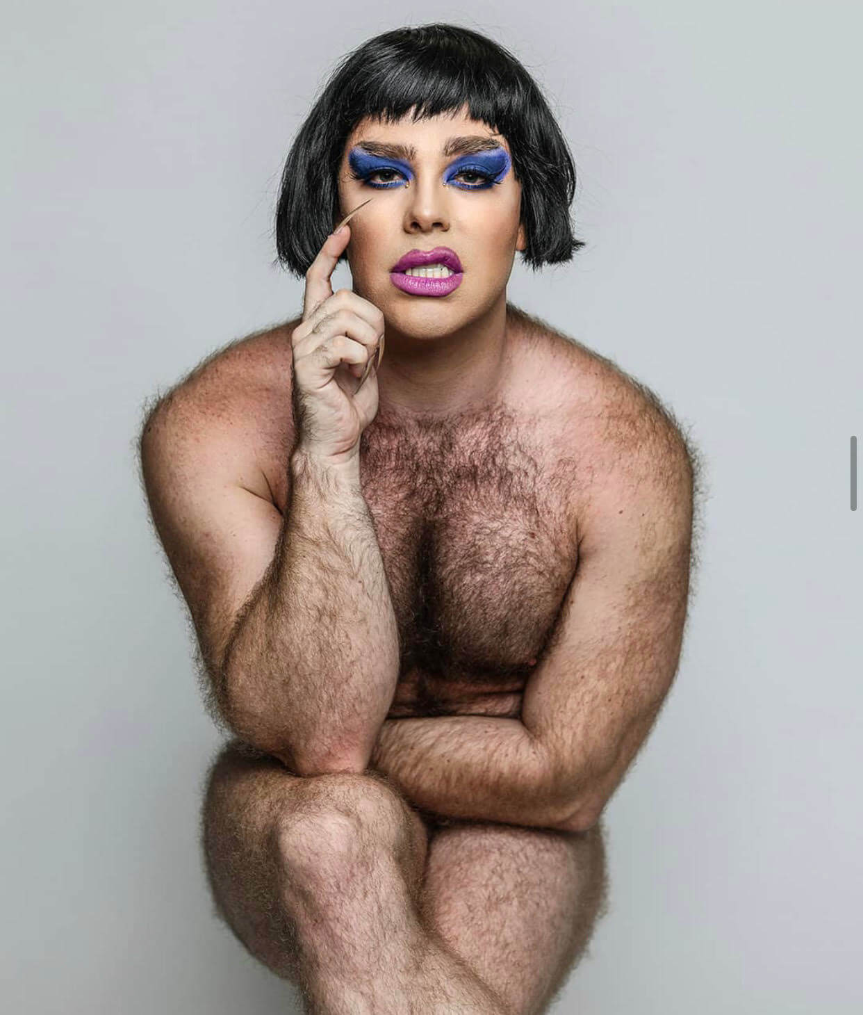 Intervista a Thomas Evans, artista che lavora sulla femminilizzazione della mascolinità tossica - unnamed - Gay.it