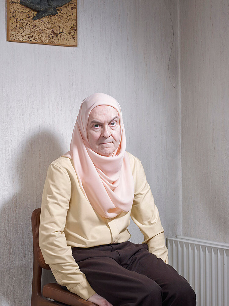 Intervista a Jouk Oosterhof: la fotografa che ha trasformato il suo vicino di casa in musa ispiratrice - 01 Andre covered - Gay.it