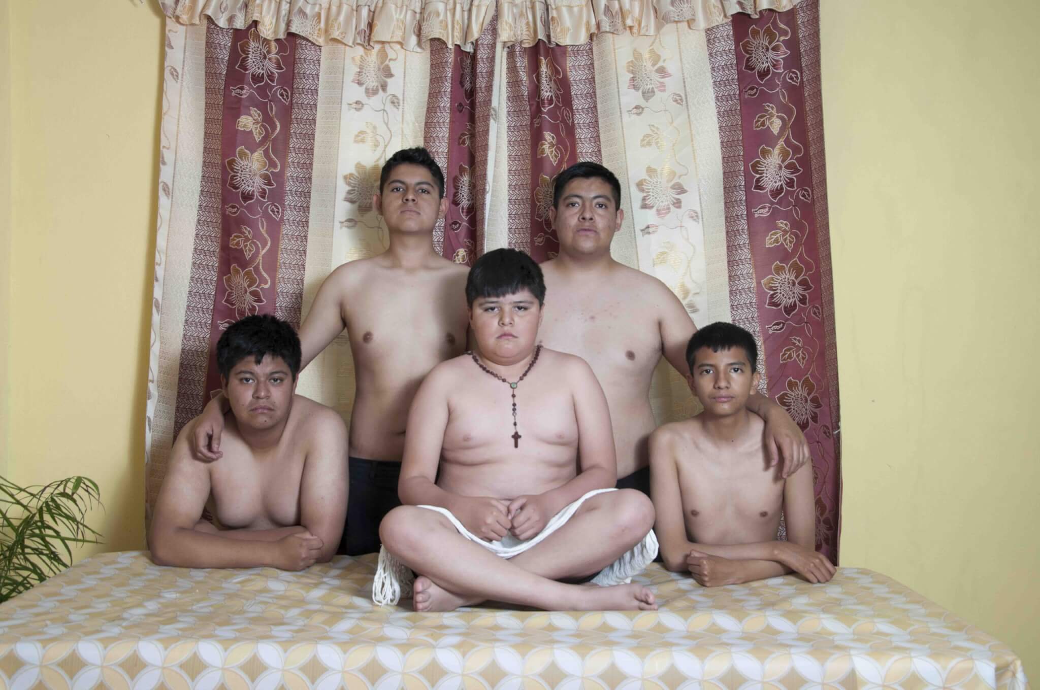 Intervista a Diego Moreno: la dittatura della religione cattolica e la fotografia come arte per redimerla - 08 from the series HUESPED scaled - Gay.it