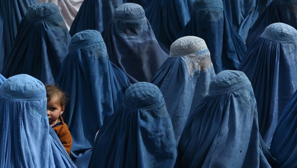 Afghanistan, le donne potranno spostarsi solo in compagnia di un uomo