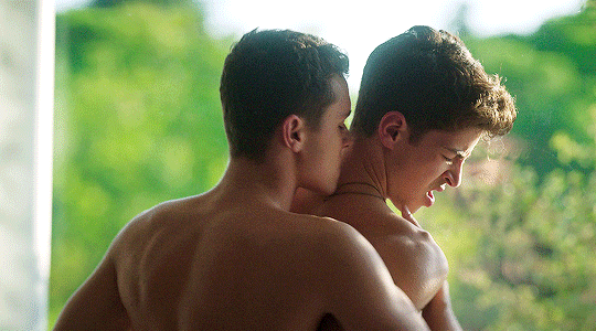 Le 11 scene "più hot" tra le serie tv del 2021 - Elite - Gay.it