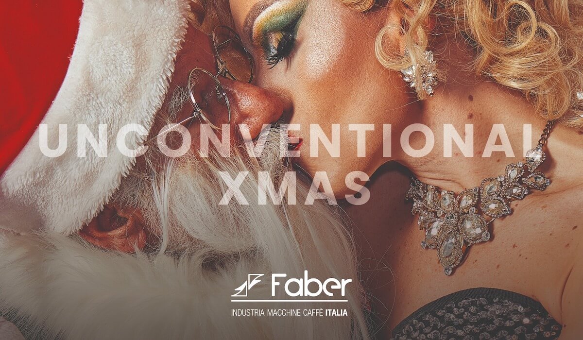 Babbo Natale bacia tutti nella campagna fotografica napoletana - Faber Babbo Drug - Gay.it