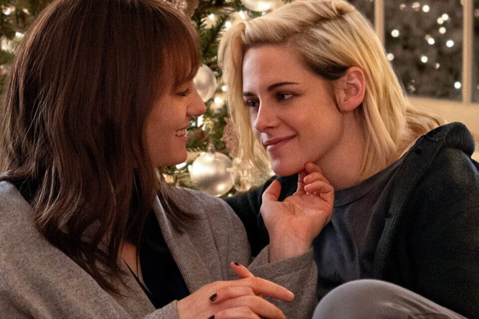 Happiest Season, Aubrey Plaza conferma il sequel della queer comedy natalizia con Kristen Stewart - Happiest Season - Gay.it