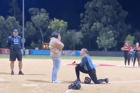 Interrompe la partita di softball per chiedere all'amata di sposarla, l'emozionante video è virale - Interrompe la partita di softball per chiedere allamata di sposarla - Gay.it