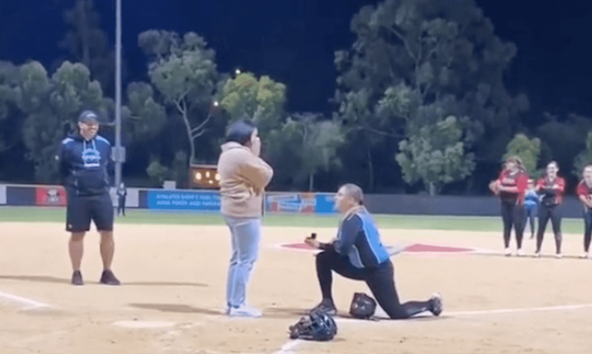 Interrompe la partita di softball per chiedere all’amata di sposarla, l’emozionante video è virale
