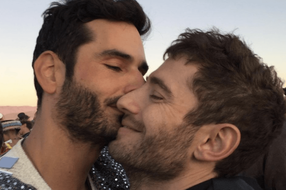 Julian Morris di Pretty Little Liars  fa coming out e presenta il fidanzato: “Stiamo insieme da 18 anni”