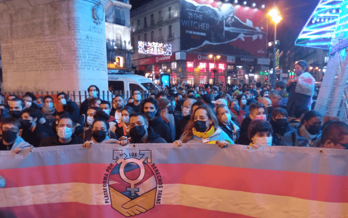 Madrid, proteste contro il ddl anti-LGBTQIA+ voluto da VOX