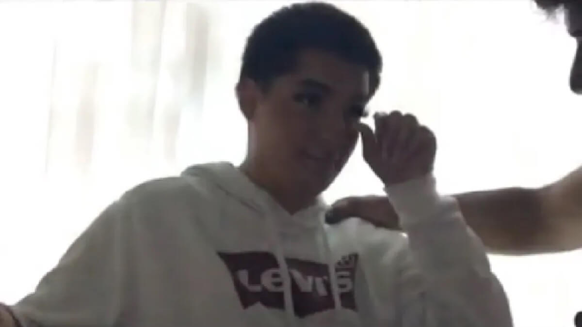 Papà sorprende il figlio a truccarsi e quello che succede dopo è bellissimo, video