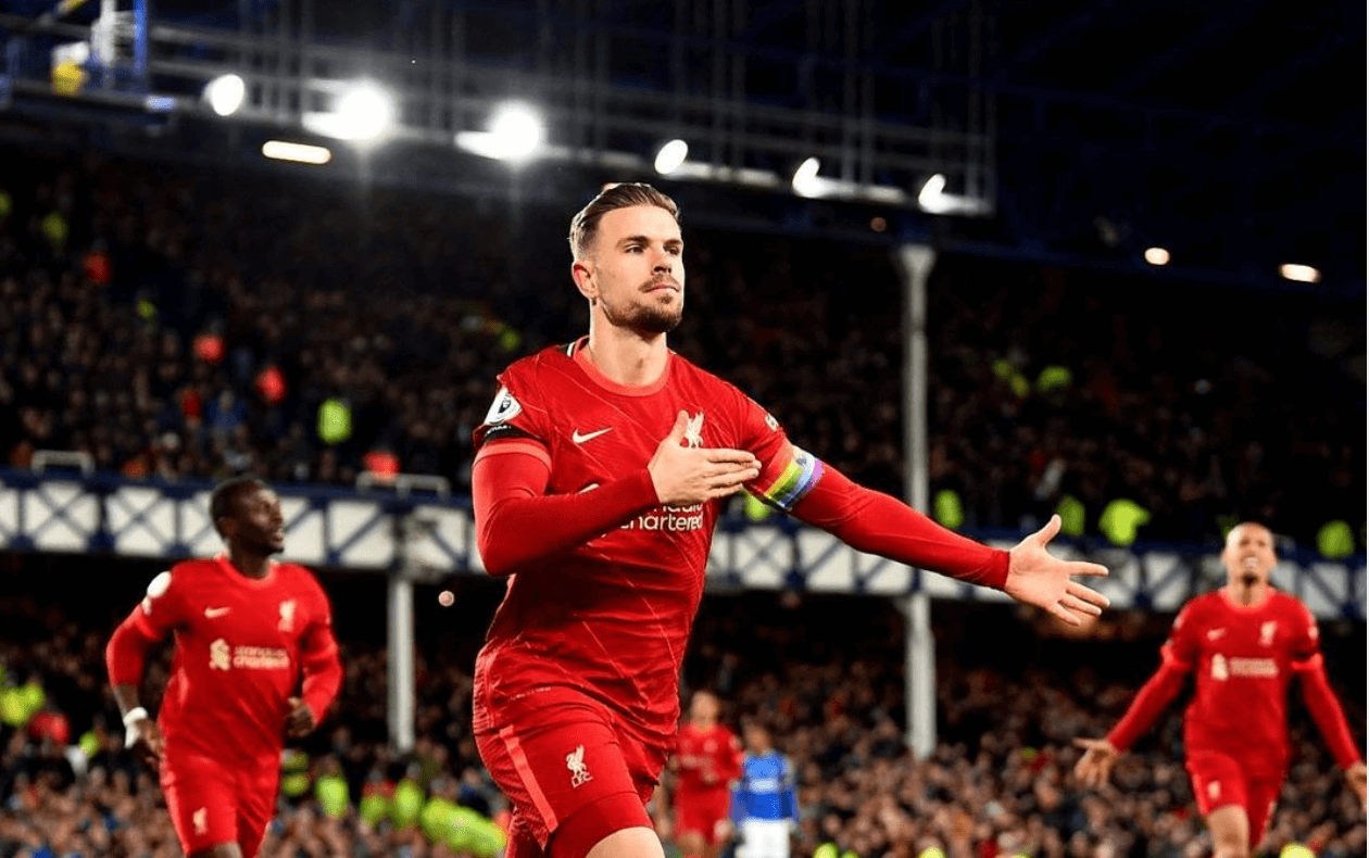 Sportivi inglesi in campo per dire basta all'omotransfobia. E in Italia Coni e Lega che fanno? - Rainbow Laces 2 - Gay.it