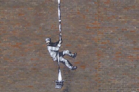 Banksy mette all'asta una sua opera per salvare dalla speculazione il carcere che ospitò Oscar Wilde - Reading Banksy - Gay.it