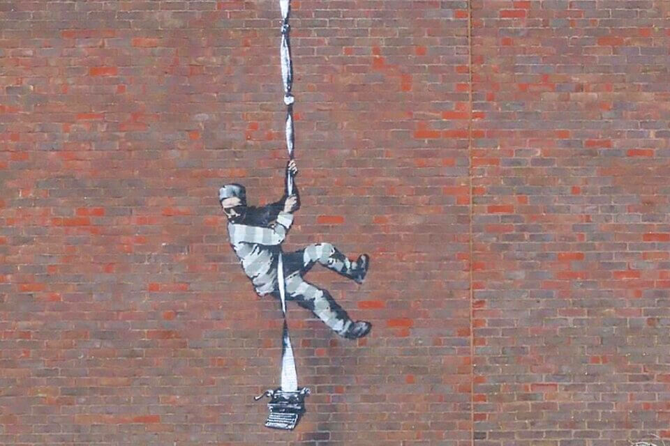 Banksy mette all'asta una sua opera per salvare dalla speculazione il carcere che ospitò Oscar Wilde - Reading Banksy - Gay.it