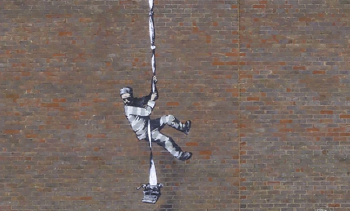 Banksy mette all’asta una sua opera per salvare dalla speculazione il carcere che ospitò Oscar Wilde