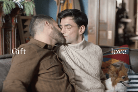 Sephora, coppia gay si bacia nello spot natalizio e gli omofobi attaccano - Sephora coppia gay si bacia nello spot natalizio e gli omofobi attaccano - Gay.it