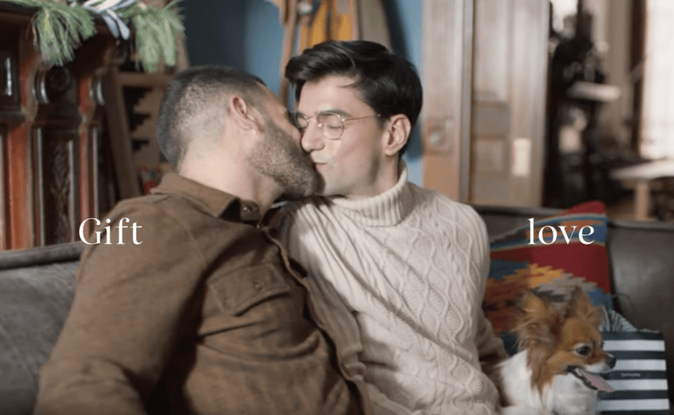 Sephora, coppia gay si bacia nello spot natalizio e gli omofobi attaccano