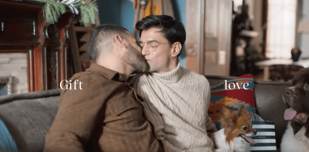 Sephora, coppia gay si bacia nello spot natalizio e gli omofobi attaccano