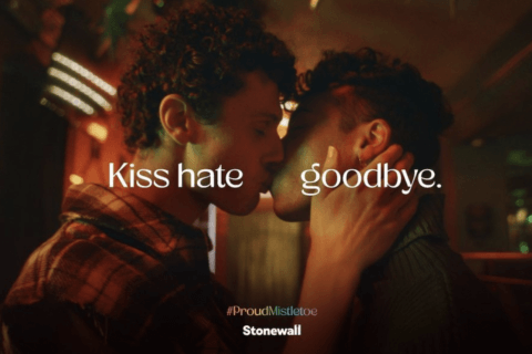 Pioggia di baci contro l'omotransfobia, il bellissimo spot natalizio (VIDEO) - Stonewall - Gay.it