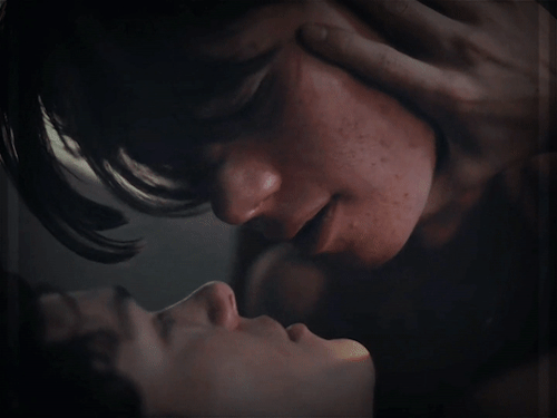Le 11 scene "più hot" tra le serie tv del 2021 - Young Royals - Gay.it