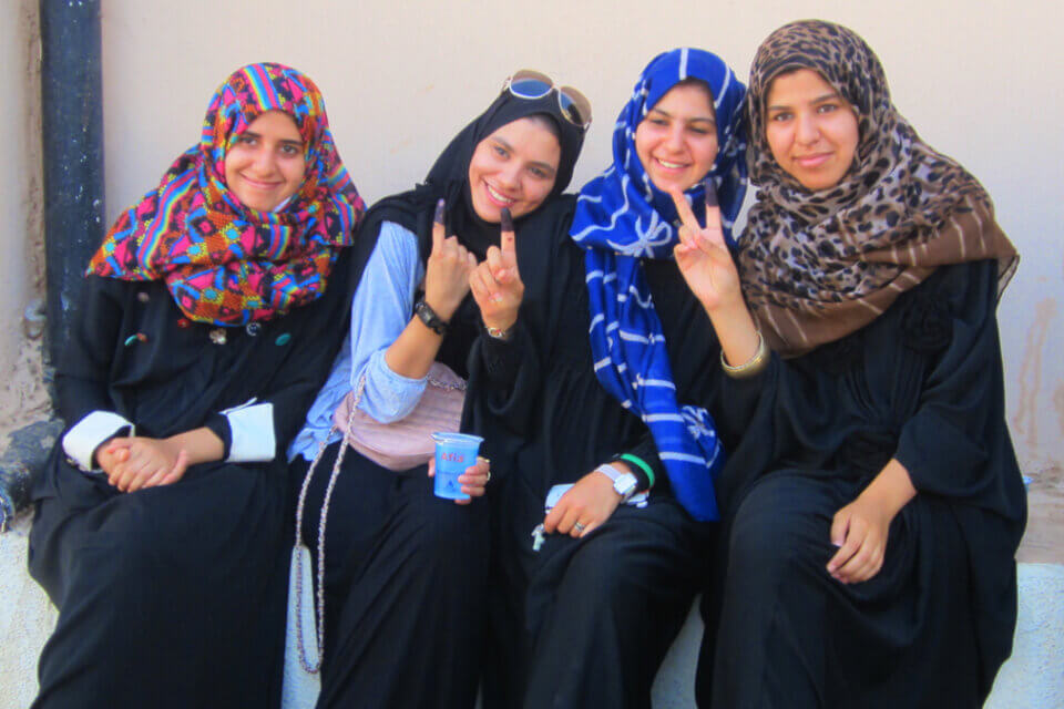 Afghanistan, i Talebani impongono rimozione immagini di donne dalle insegne