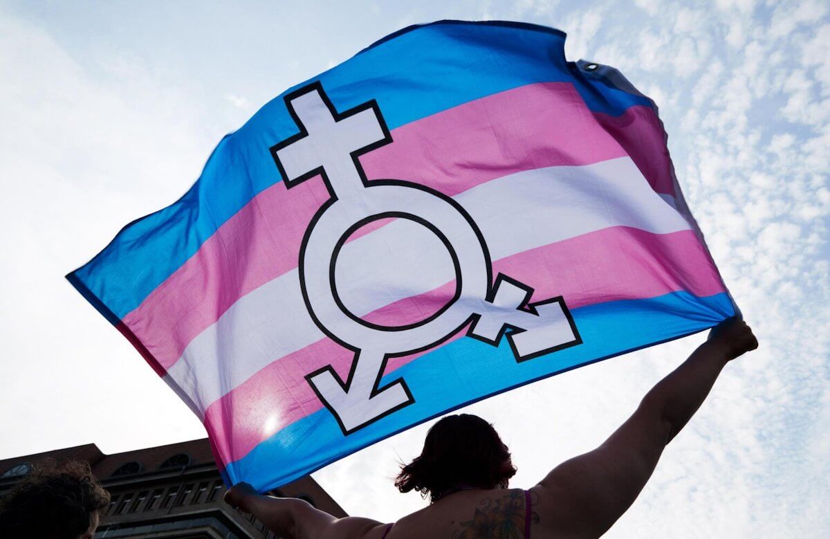 Transfobia a Palermo, vietano bagno a ragazza transgender: “Sotto hai quella cosa”