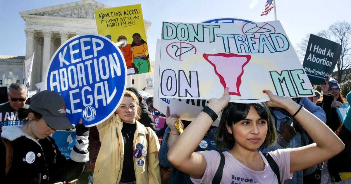 USA, la destra conservatrice ha speso milioni per ostacolare l’aborto e la comunità LGBTQIA+