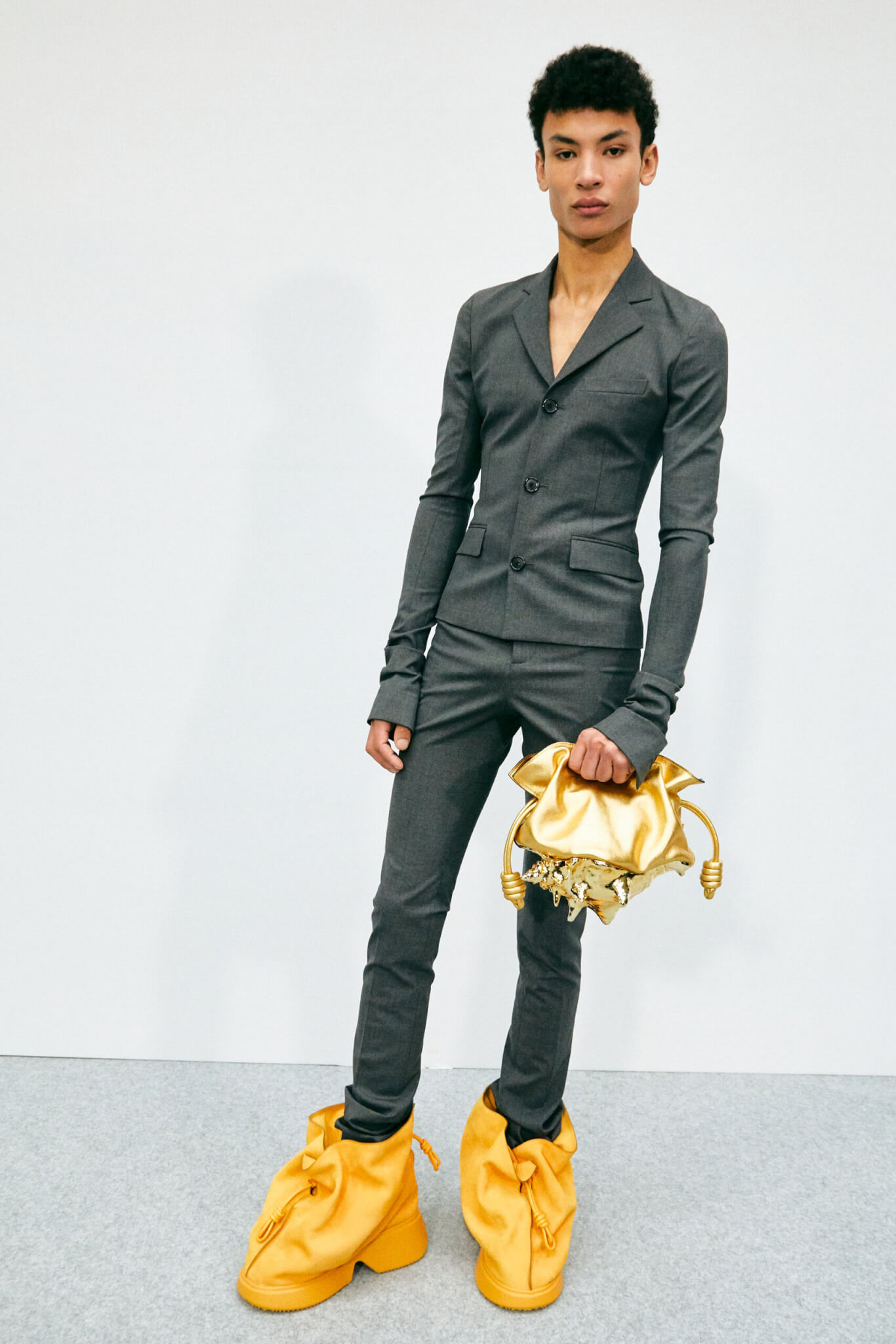 Loewe moda uomo parigi backstage autunno inverno 2022 2023