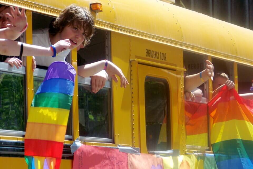 Pavia, Fratelli d’Italia e Lega vogliono eliminare i laboratori antidiscriminazione LGBTQ+ nelle scuole