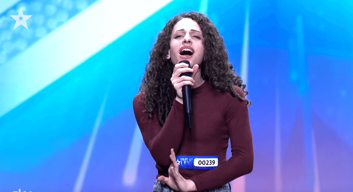 Italia’s Got Talent 2022, Antonio Vaglica canta contro l’omotransfobia e vola in finale – VIDEO