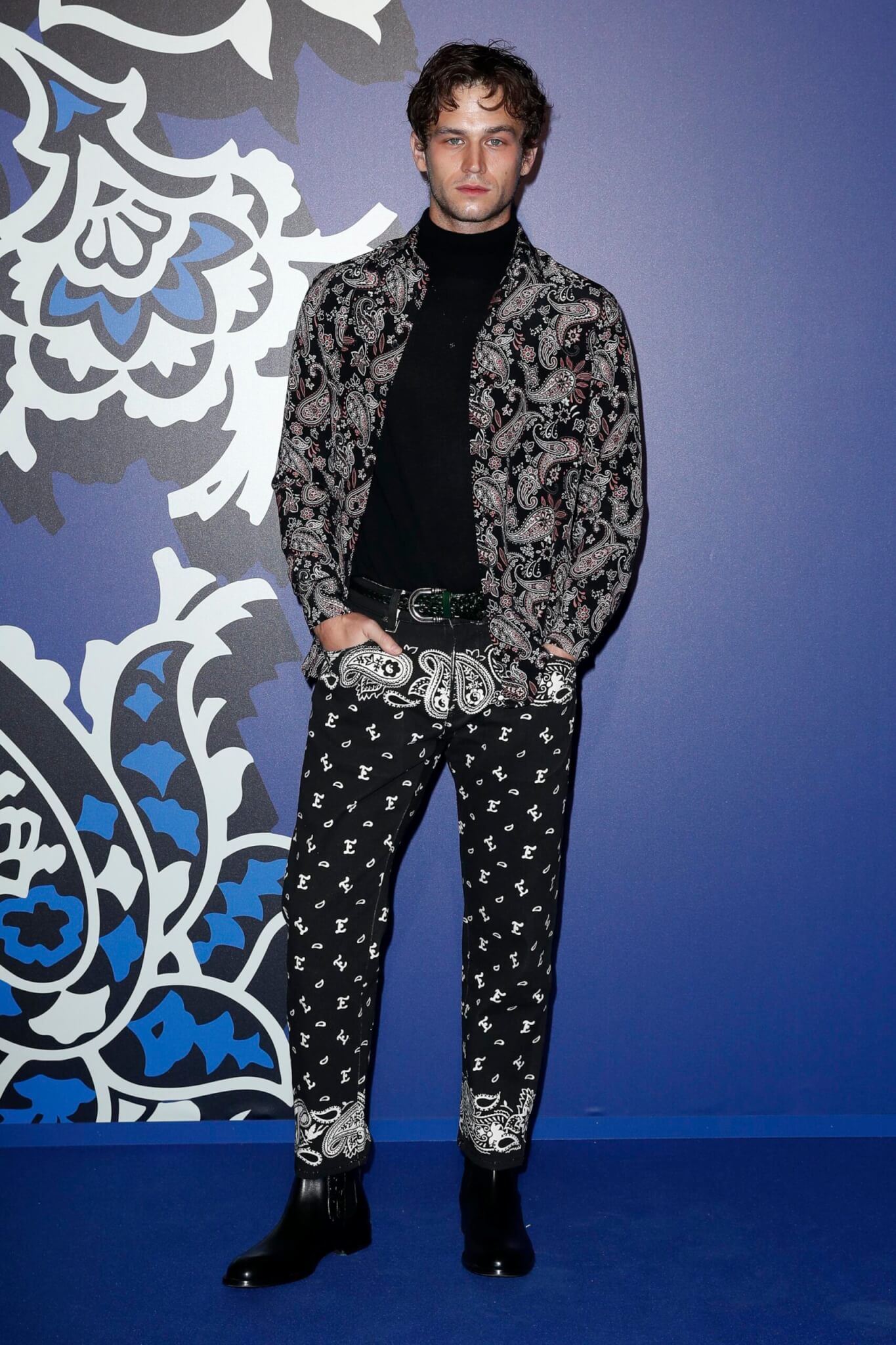 Brandon Flynn etro fall winter 2022 2023 attore gay tredici